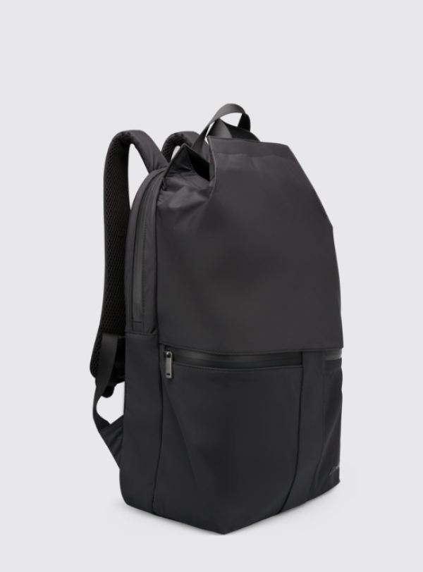 Tas punggung dengan tampilan monokrom yang kontemporer